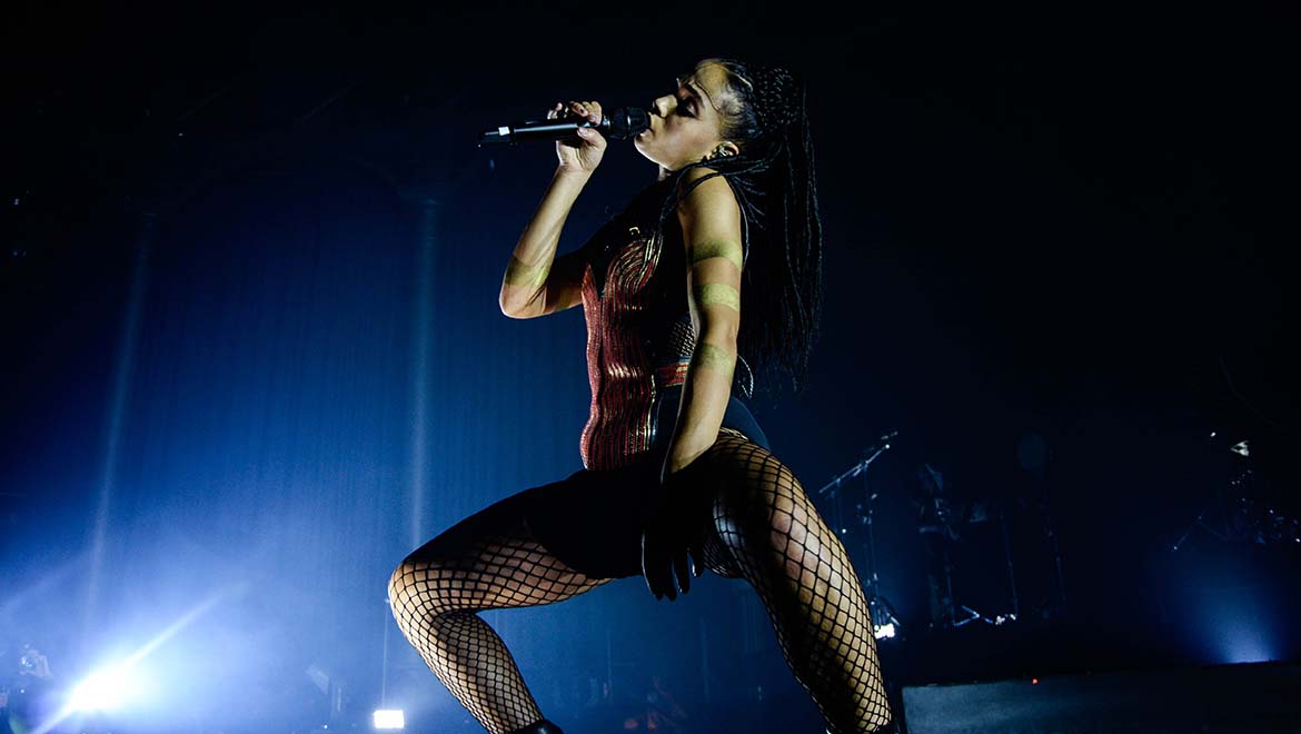 2015-5-21-FKA-twigs-Makes-DPAs-dfacto-Vocal-Microphone-Her-First-Choice-L-1.jpg